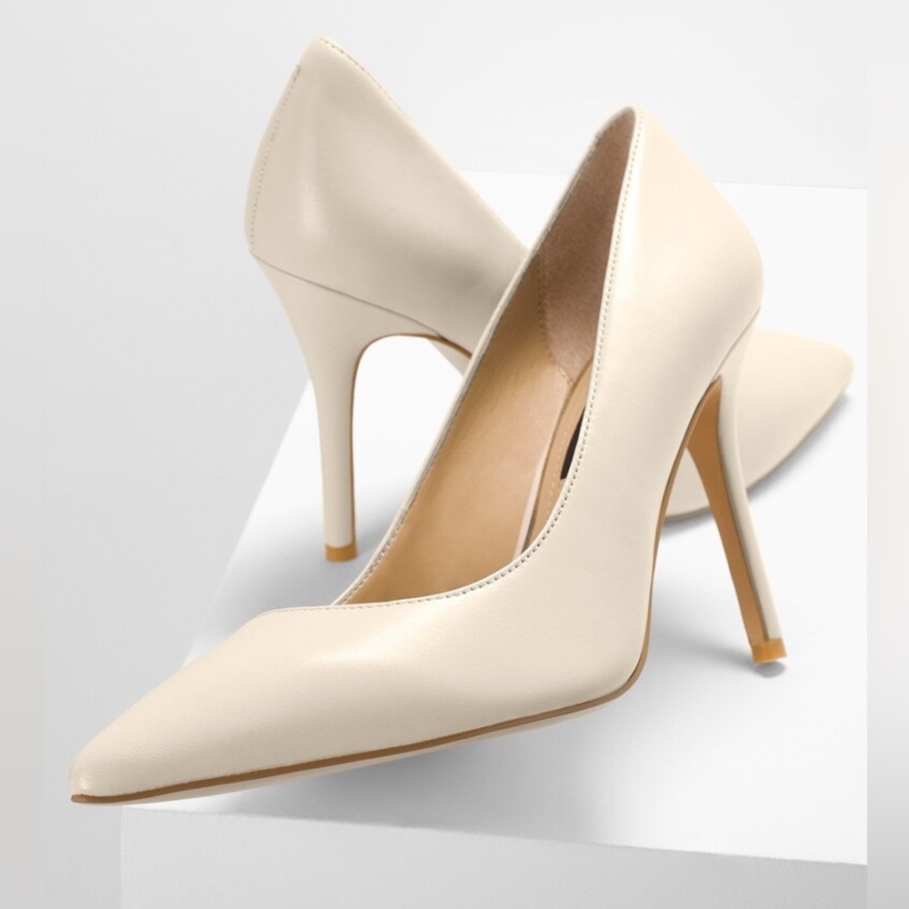 Signature Olivia Leather Pumps